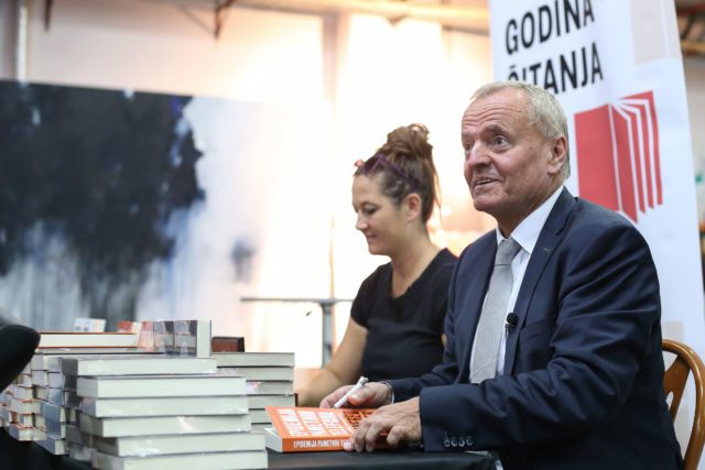 24.09.2021., Rovinj -14. Weekend media festival, Potpisivanje knjige Manfred Spitzer.
Photo: Matija Habljak/PIXSELL